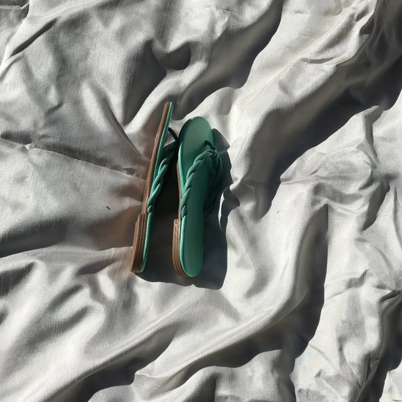 NEW in BOX!! SAKS FIFTH AVENUE mint sandals, size 7M. - Picture 5 of 5